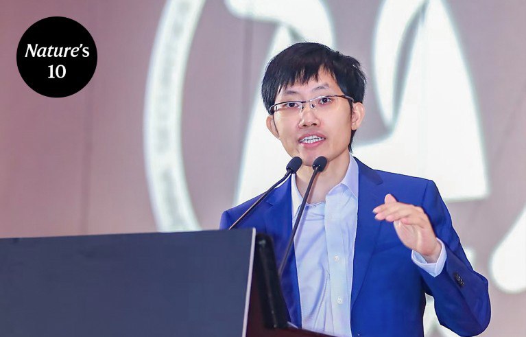 中国金融才子梁文锋与震惊世界的DeepSeek AI2025年1月，中国DeepSeek公司突然发布其强大而廉价的R1模型，震撼全球人工智能界，证明了美国在AI领域的领先地位被高估