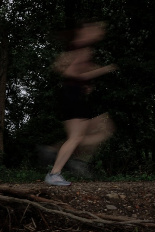 马拉松会增加结肠癌风险？小型研究发出警示近期 ASCO 会议报告了一项由美国肿瘤科医生 Timothy Cannon 发起的小型研究，对 100 名年龄 35—50 岁的马拉松与超马跑者进行结肠镜检查，发现近半数存在息肉，且 15% 为具有较高癌变风险的“进展型腺瘤”