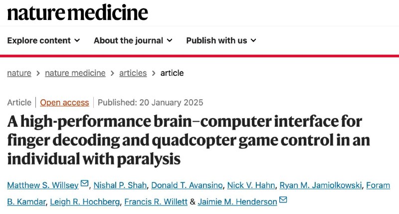 《Nature Medicine》发文:脑机接口新研究，让瘫痪者也能玩电子游戏2025 年 1 月 20 日，斯坦福大学和密歇根大学的研究人员在 Nature Medicine 发表了他们团队最新的研究——开发了一种高性能脑机接口，通过手术植入后，能够侦测和解码瘫痪患者的手指动作，让瘫痪患者能够控制一个虚拟四轴飞行器，从而让瘫痪患者可以玩电子游戏