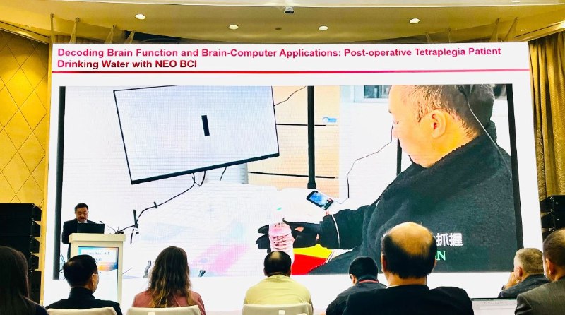 上海首例脑机接口手术进展 瘫痪患者已实现“意念”喝水 采用术中功能定位技术大幅缩短手术时间12月6日，由脑机接口协会（BCI）、天桥脑科学研究院联合举办的世界脑机接口联合会议在上海举行